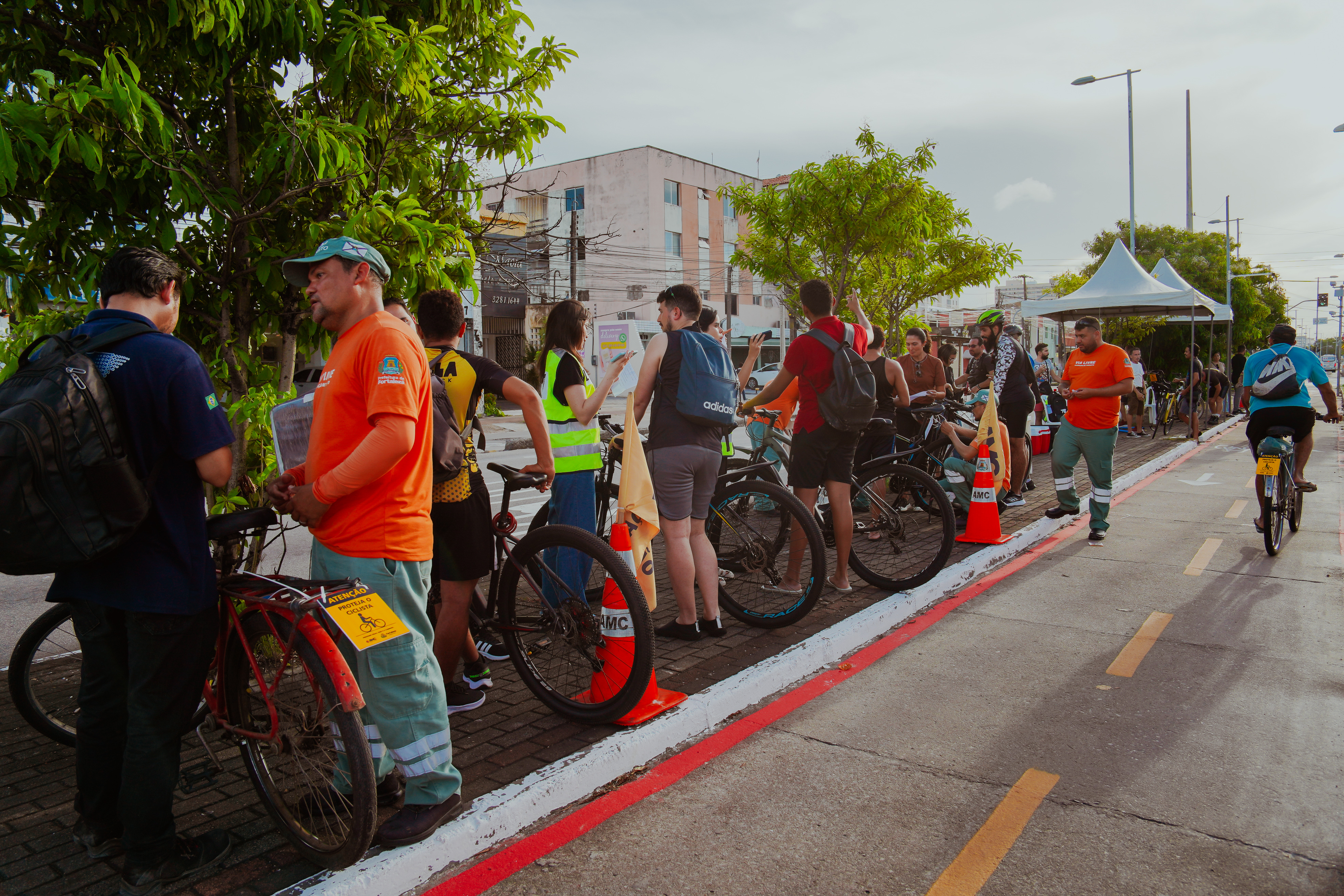 grupo de ciclistas e agentes da AMC na ciclovia da Bezerra de Menezes